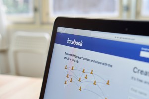 【Facebook】古い記事を共有する前に、ポップアップ警告が表示される新機能